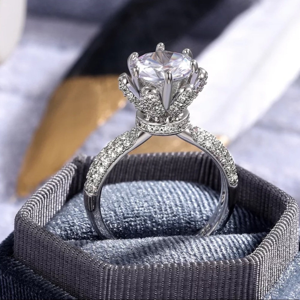 LUXURY FLOWERED 925 STERLING SILVER DIAMOND RING, CUTE RING, SHINY RING. - Picture 3 of 5
